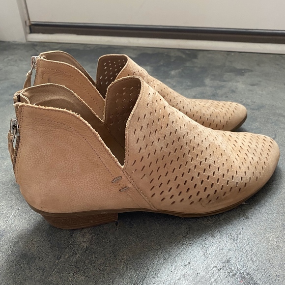 Reaction Kenneth Cole Shoes - Reaction Kenneth Cole Light Tan Booties size 9.5